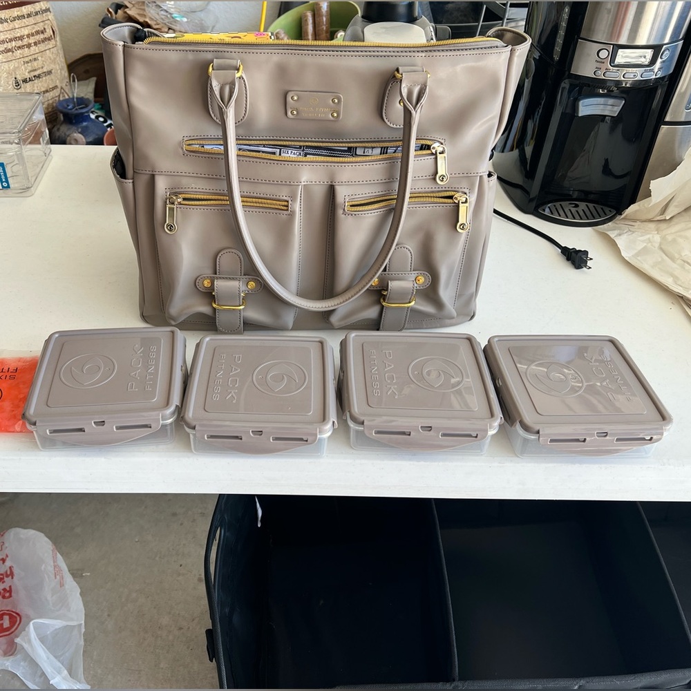 Six Pack Fitness lunch bag/purse. Crème with gold zipper accents